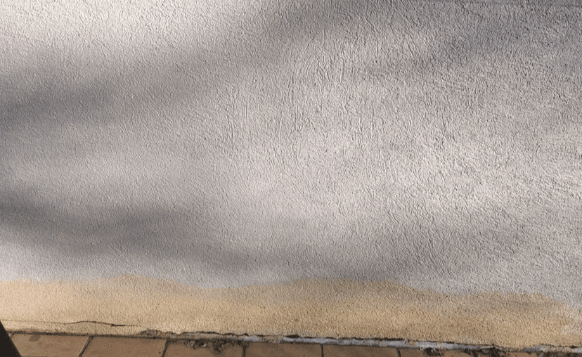 Fissures en escalier apparues sur une façade après un été sec.