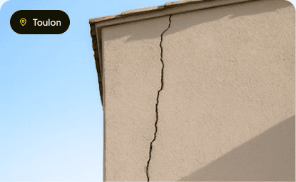 Fissures en escalier apparues sur une façade après un été sec.